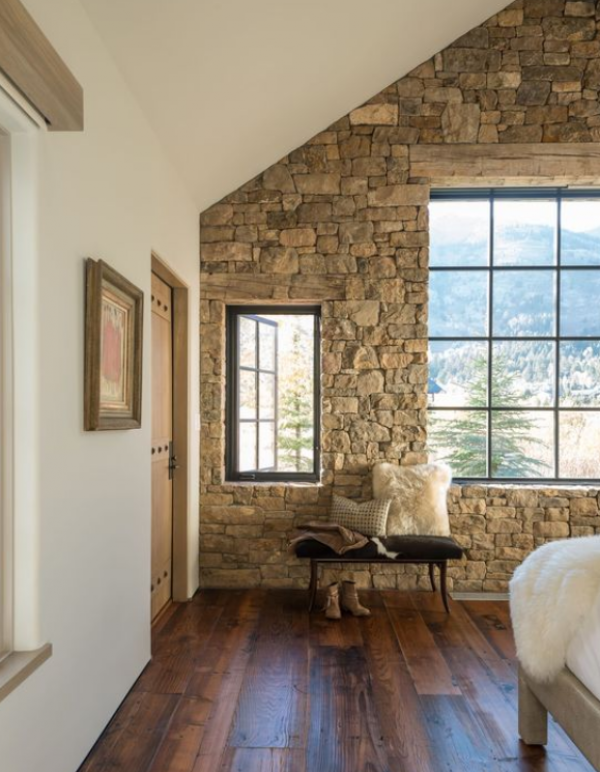 Dinding kamar tidur dengan sentuhan batu alam yang natural